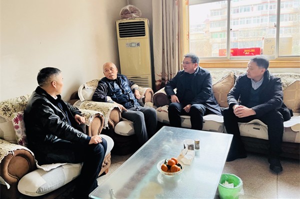 公司黨委書(shū)記、董事長(zhǎng)郭金鎖一行春節(jié)前走訪(fǎng)慰問(wèn)離退...